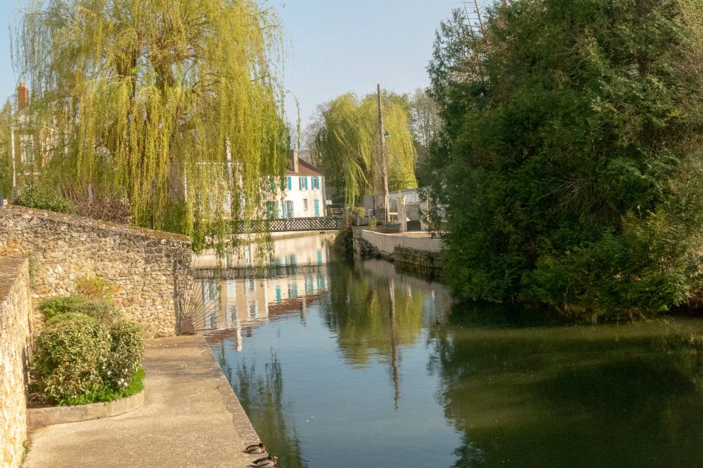 La rue du Trou-Patrix  est bordée par l'Essonne